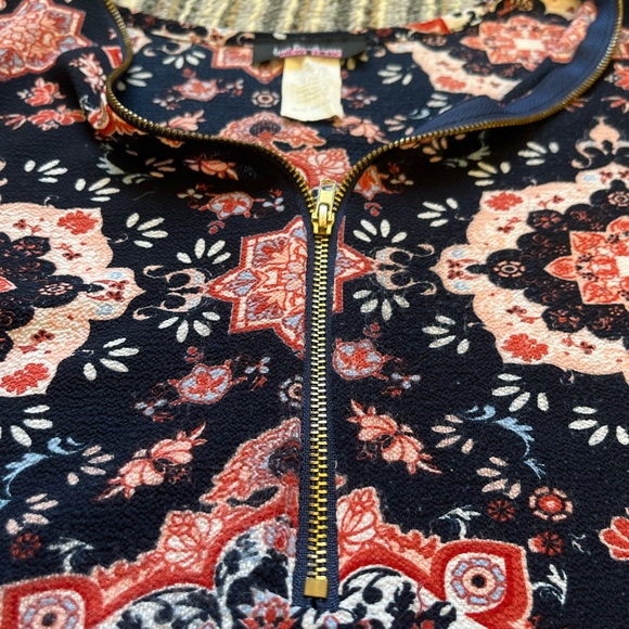 Lightweight polyester sleeveless with long tail in back and zipper front. - Picture 7 of 9